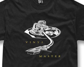 Maglietta con giradischi da DJ, maglietta da maestro del vinile, maglietta con giradischi, streetwear per audiofili, regalo per amanti del vinile, maglietta con grafica musicale