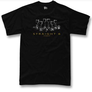 Puede incluir: Camiseta negra con un gráfico blanco y dorado. El gráfico presenta una ilustración estilizada de pistones de motor y el texto "STRAIGHT 6" con el número "153624" debajo.