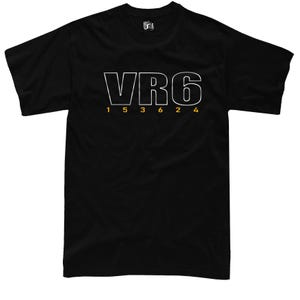 Könnte beinhalten: Schwarzes T-Shirt mit dem weißen Text "VR6" und den gelben Zahlen "1 5 3 6 2 4". Das Shirt hat kurze Ärmel und einen Rundhalsausschnitt. Das Shirt ist aus einem weichen Material.
