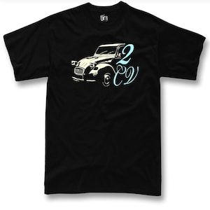 以下が含まれることがあります： 黒いTシャツ。白いクラシックカーのイラストが描かれています。「2 CV」の文字は水色の筆記体です。Tシャツはクルーネックで半袖です。車のグラフィックはシャツの左側にあります。