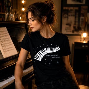 Camiseta de Piano, Onde as Palavras Falham, a Música Fala, Presente para Pianista, Camiseta para Amante da Música, Presente para Professor de Piano, Camiseta com Estampa Musical imagem 4