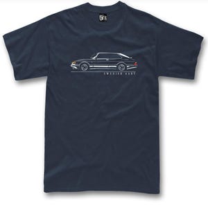 Op de afbeelding: Marineblauw T-shirt met een witte lijntekening van een klassieke auto. De tekst "SWEDISH AART" is in het wit gedrukt. Het shirt heeft een ronde hals en korte mouwen.