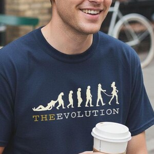 進化Tシャツ、面白い夫Tシャツ、尻に敷かれた彼氏へのギフト、ユーモラスなカップル向けアパレル