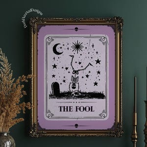 Paars de dwaas tarotkaart afdrukken Whimsi-Goth skelet kunst aan de muur humeurig decor grillige gotische Home Decorations Witchy waarzeggerij poster cadeau