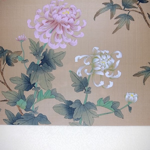 Puede incluir: Ilustraci&oacute;n detallada de crisantemos en plena floraci&oacute;n. La obra presenta una gran flor rosa claro y una flor blanca, con hojas y tallos verdes sobre un fondo beige. El estilo recuerda al arte asi&aacute;tico tradicional.