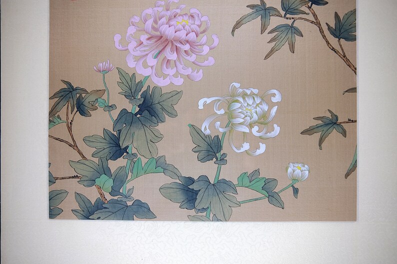 Puede incluir: Ilustraci&oacute;n detallada de crisantemos en plena floraci&oacute;n. La obra presenta una gran flor rosa claro y una flor blanca, con hojas y tallos verdes sobre un fondo beige. El estilo recuerda al arte asi&aacute;tico tradicional.
