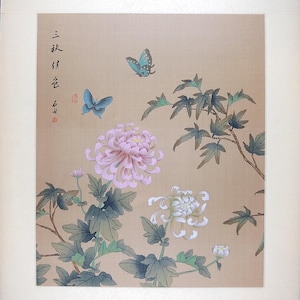 Pintura oriental vintage en seda, mariposas y crisantemos, arte mural asiático vintage firmado. imagen 1