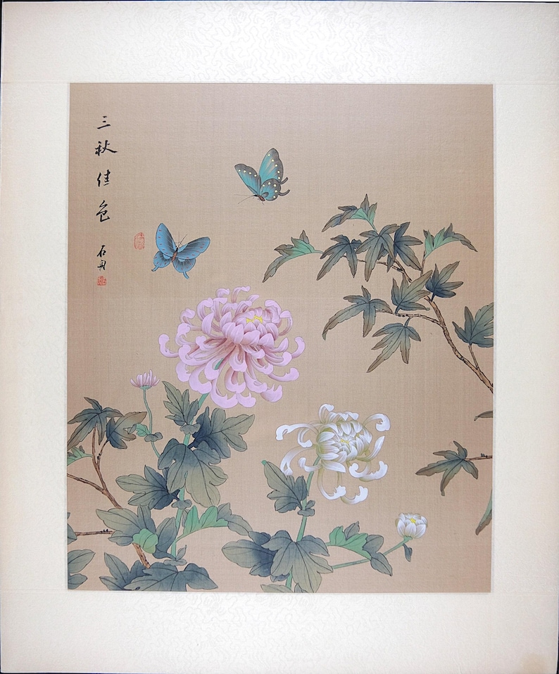 Pintura oriental vintage en seda, mariposas y crisantemos, arte mural asiático vintage firmado. imagen 1