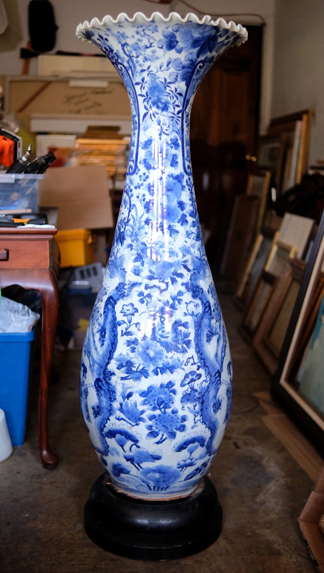 Antike japanische Vase, blau und weiß, schweres Porzellan, Holzsockel, 106 cm