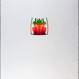 Puede incluir: Una serigrafía minimalista que presenta un rostro estilizado dentro de una jaula, en tonos rojos, verdes y naranjas. La obra de arte se encuentra sobre un fondo blanco, con el título "The Egoist" y la firma del artista.