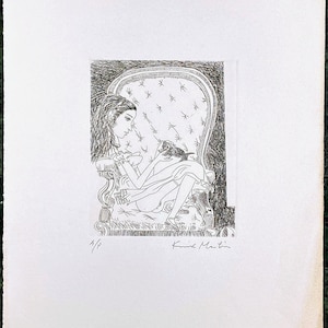 Puede incluir: Un dibujo lineal en blanco y negro de una persona sentada en un sillón con mechones, sosteniendo un pequeño animal. La persona lleva un vestido. La obra de arte está firmada "Karel Martin" e incluye "A/P".