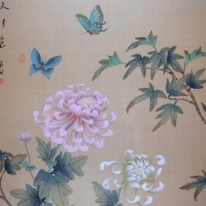 Puede incluir: Pintura de inspiraci&oacute;n asi&aacute;tica con dos mariposas azules, crisantemos rosas y blancos, y follaje verde sobre un fondo beige. La obra de arte incluye caligraf&iacute;a y un sello rojo.