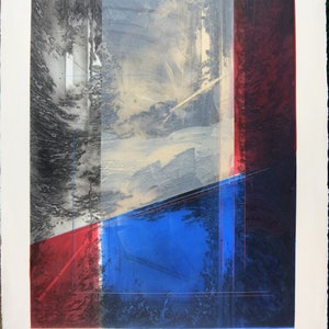 Könnte beinhalten: Abstrakte Kunst mit einer geometrischen Komposition. Der Druck zeigt eine Mischung aus Farben, darunter Blau, Rot, Grau und Schwarz. Das Design integriert Linien und Formen und schafft eine moderne und künstlerische Ästhetik. Das Kunstwerk befindet sich auf weißem Hintergrund.