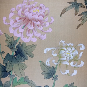 Puede incluir: Obra de arte floral con grandes crisantemos estilizados en tonos rosa y blanco, con centros amarillos. Las flores se encuentran sobre un fondo beige, con hojas y tallos verdes. La obra tiene una est&eacute;tica tradicional de inspiraci&oacute;n asi&aacute;tica.