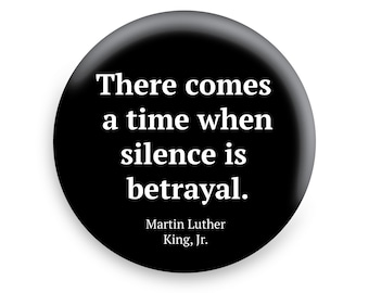 Può includere: Bottone bianco e nero con una citazione di Martin Luther King Jr. che recita: "Arriva un momento in cui il silenzio è tradimento."