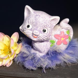 ANAMORPHIC CAT Figurine | Purple Kitty with Daisy Flower on Fuzzy Purple Carpet Ring|Kitschy Kitty|MOD Retro Cat|National Potteries Co #X-14