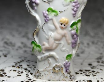 Jarrón victoriano vintage de porcelana con querubín / Decoración de uvas y vides n.° 60228