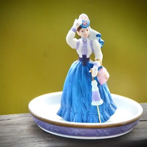 FIGURINE MINIATURE | Avon 1996 Mme P.F.E. Figurine Albee Award|Dame miniature du President&#39;s Club-Albee en robe bleue | Sans boîte | Pas de dôme|#71-P2