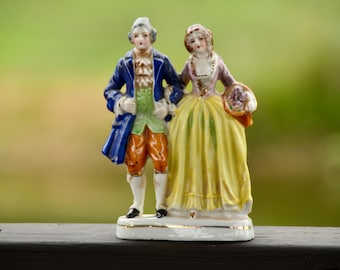 Figura de pareja victoriana del Japón ocupado: decoración cerámica eduardiana / Figuras victorianas de pareja cortejando / Azul y amarillo n.° G8