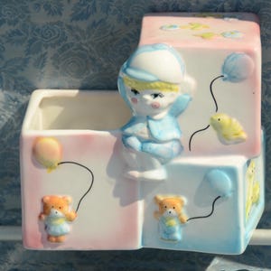 RUBENS ORIGINALS Baby Blocks Übertopf Blumenvase | Baby-Dusche-Kerzstück | Unisex Gender Reveal Decor | Vintage Kinderzimmer | Baby Junge #Zx11