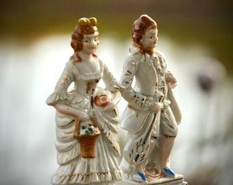 Figuritas de pareja eduardiana: estilo colonial, blancas con detalles dorados (par) / #Z13