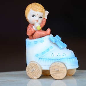 Vintage Bisque-jongensbeeldje in schoenenwagen: Baby's First Christmas #171094