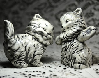 Figuras de gato de cerámica vintage de 1971, firmadas y decoradas con gatitos kitsch juguetones. Pareja. Gatos coleccionables de mediados de siglo. Regalos para amantes de los gatos. WW122