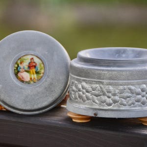 Antique Metal POWDER MUSIC BOX | Victorian Jewelry Powder Box | Musical Victorian Couple Vanity Box | Powder Puff Box | Vintage Vanity #R-17
