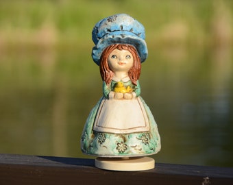 C'est impossible" Chanson | morceau 246 | Boîte à musique tournante Schmid Bros, Inc. Chalkware Fille avec bonnet bleu Robe verte tenant un canard