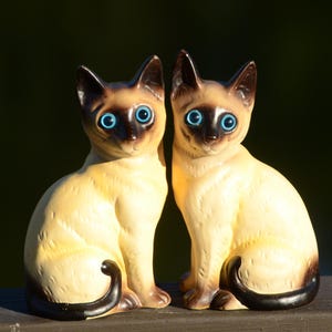 SIAMESE CATS | Pair of Siamese Cats Figurines | Mid Century Cats | Made in Taiwan R.O.C | Kitsch Cats | Kitty Figurines | Big Eyes #Gx4