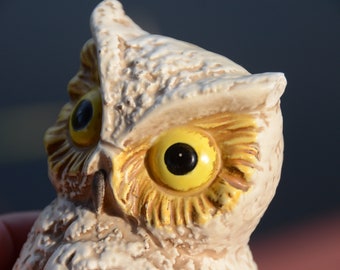 ミッドセンチュリー陶器製フクロウの置物：レトロキッチュな装飾