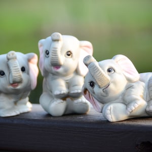 Estatuetas vintage da família de elefantes Homco: Decoração de cerâmica para berçário | Elefantes vintage | Lote de elefantes colecionáveis | Conjunto de três | #XX126