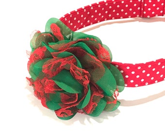 Könnte beinhalten: Rote und grüne Stoffblume mit einem roten und weißen gepunkteten Halsband.