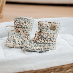 Baby slippers/ Slippers crochet, Newborn, 0-6 months and 6-12 months, Choice of colors, Baby Booties Padraig Style image 1