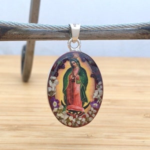 Colgante Virgen de Guadalupe // Virgen María // Joyería de Arte Mexicano // Flores Secas Reales en Miniatura // Resina Fundida // Plata de Ley