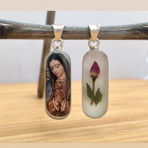 Colgante de capullo de rosa diminuto de la Virgen de Guadalupe // Doble cara // Flor seca real // Joyería de arte mexicano // Resina fundida // Plata esterlina