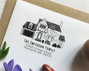 Könnte beinhalten: Schwarzweiß-Illustration eines Hauses mit Schornstein, Garage und Gartenanlage. Der Text "The Smithson Family" befindet sich über dem Haus, und die Adresse "12345 Ocean Drive, Portland, ME 04103" befindet sich unter dem Haus.