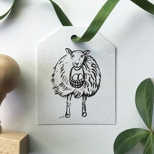 SHEEP com CESTA DE PÁSCOA carimbo de madeira. Carimbo de borracha para a Páscoa. Carimbo de decoração de primavera. Perfeito para cartões de Páscoa, cartas e etiquetas de presente