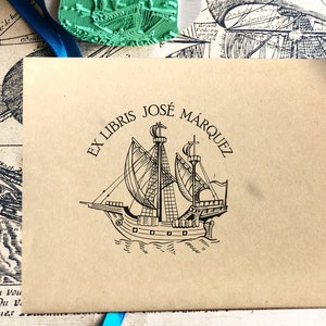 GALEON Timbro Ex libris personalizzato in legno. Ex libris Ex libris a forma di nave alta. Elegante regalo di compleanno per marinaio. Timbro per libri da biblioteca vintage
