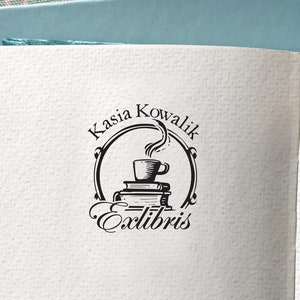 Una tazza da TÈ su una pila di LIBRI Timbro Ex Libris personalizzato in legno. Design classico tradizionale. Regalo perfetto per gli amanti dei libri. Timbro Ex libris