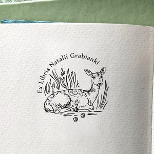 Tampon en bois ex libris personnalisé CHEVRIER. Exlibris, motif Chevreuil dans le bosquet. Idée cadeau personnalisable pour amoureux des livres