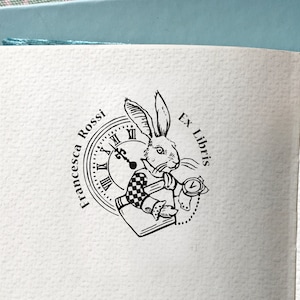Stempel Ex libris Biały Królik inspirowany Alicją w Krainie czarów. Pieczątka z rysunkiem Wyjątkowy prezent na Rocznicę, więta i Urodziny