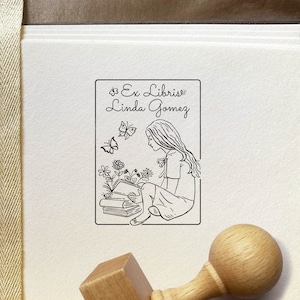 Timbro ex libris personalizzato "RAGAZZA che legge LIBRO". Timbro ex libris femminile. Design originale. Regalo perfetto per gli amanti dei libri. Fiori e farfalle.