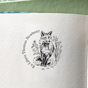 FOX Personalised Ex Libris Wooden Stamp. The illustration depicts a sitting fox in the greens. The style of the drawing is traditional, and vintage. The hand-drawn illustration recalls the one from the old books. The fox looks nice and friendly.