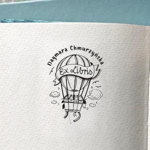 Sello Ex Libris personalizado con GLOBO Y LIBROS. Sello de diseño de viaje. Sello de ex libris. Regalo personalizado para profesores. Sello de nombre Ex Libris personalizado.