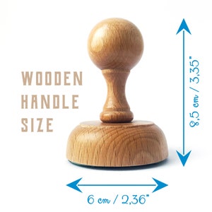 Premium quality wooden handle made of beech wood from Poland. The diameter is 6 cm / 2,36 inches, and the height is 8,5 cm / 3,35 inches. On top of the handle, there is a knob for better grip.