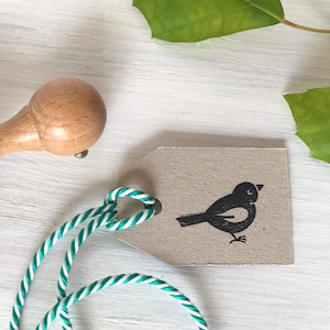 Leuke MUS-stempel. Ontwerp met kleine vogel. Rubberstempel stadsvogel. Cadeau voor verjaardag, babyshower. Grappige houten stempel mus. Stempel vogelliefhebber