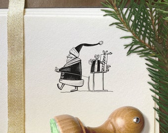 Puede incluir: Ilustración en blanco y negro de Papá Noel tirando de un trineo lleno de regalos. La ilustración está sobre un fondo blanco.