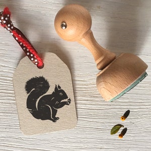 Sello de goma ARDILLA sobre un mango de madera tradicional. Idea de regalo ecológico de animales salvajes. Juego de sellos y almohadillas de tinta. Sello de ardilla gracioso y tierno