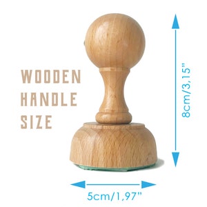 Premium quality wooden handle made of beech wood from Poland. The diameter is 5 cm / 1,97 inches, and the height is 8 cm / 3,15 inches. On top of the handle, there is a knob for better grip.